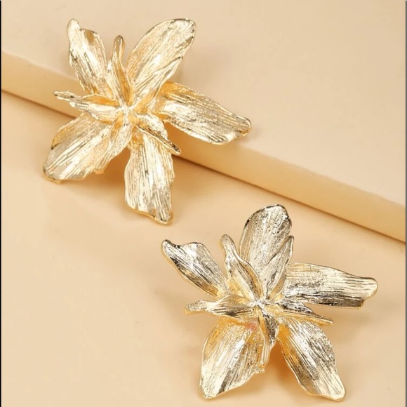 Bold Flower Petal Earrings - Picture 2 of 7